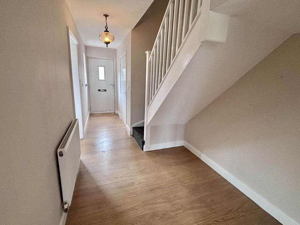 Property photo 3 of 9 Entrance Hall