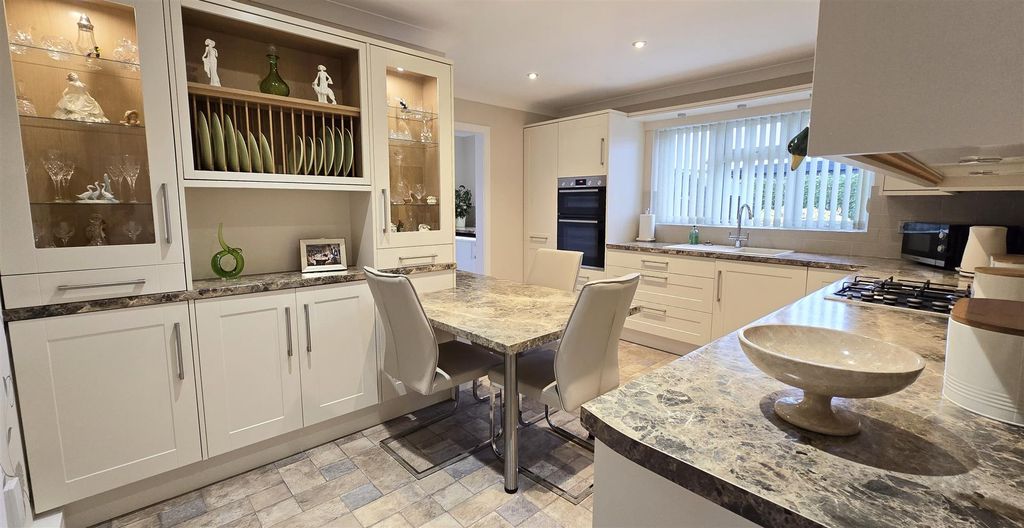 Property photo 2 of 18 Kitchen / Diner