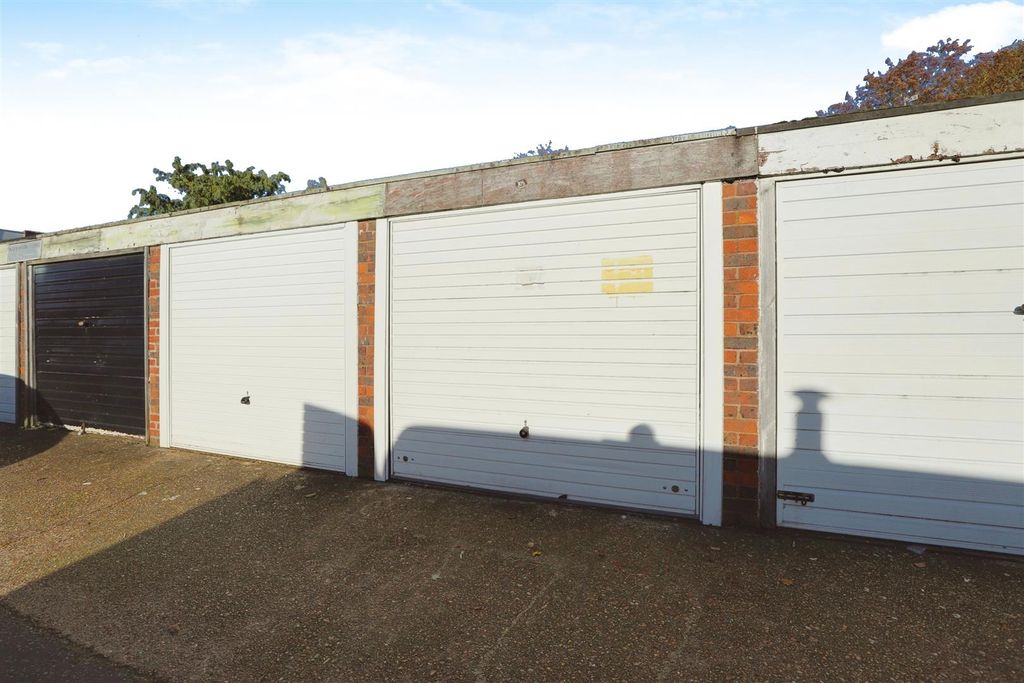 Property photo 1 of 3 Garage