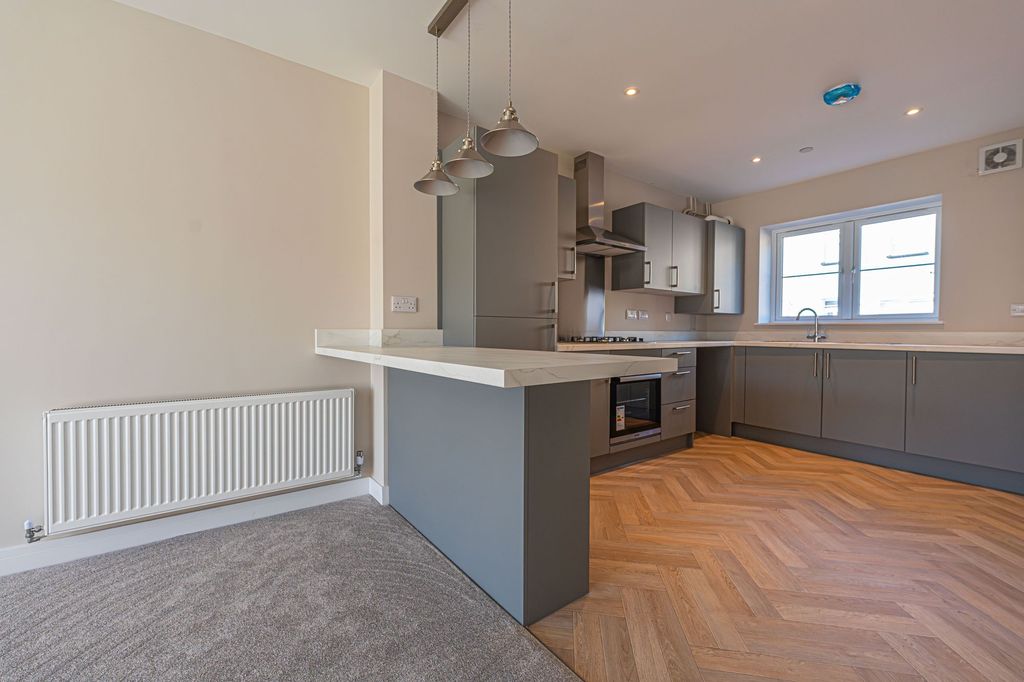 Property photo 2 of 31