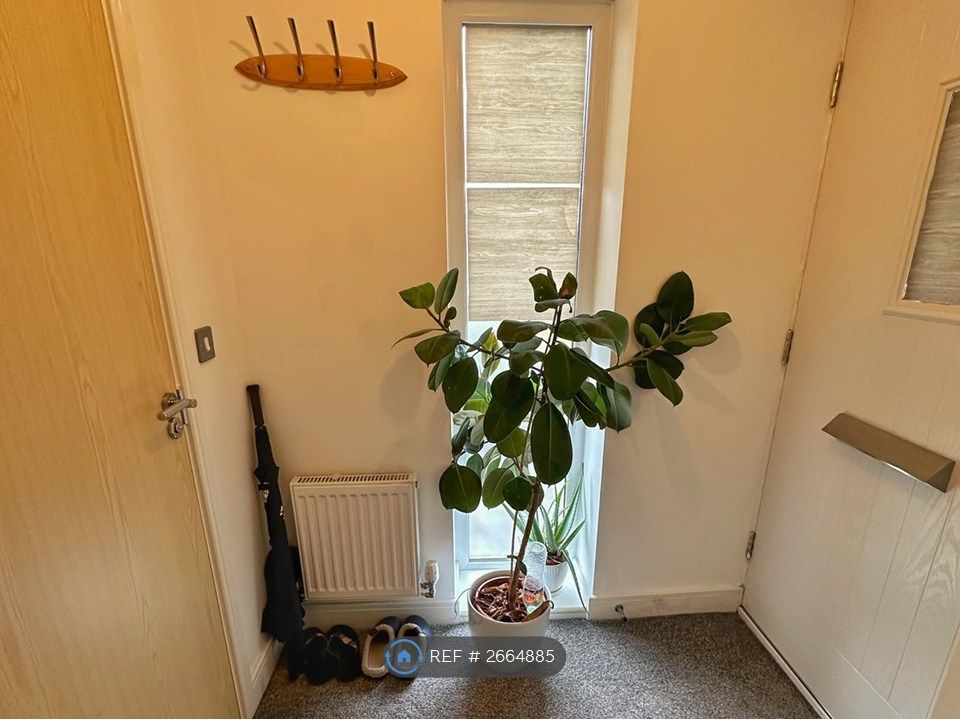 Property photo 2 of 14 Hallway