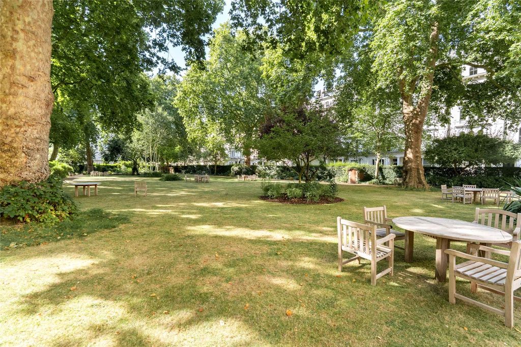 Property photo 3 of 12 Communal Garden