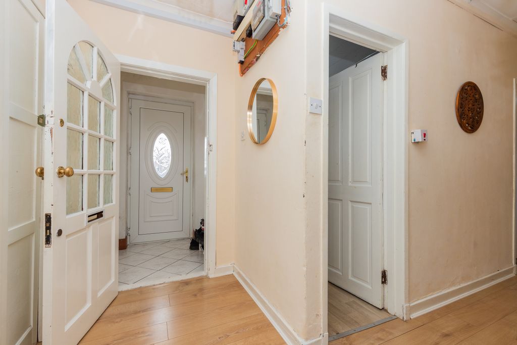 Property photo 3 of 18 Entrance