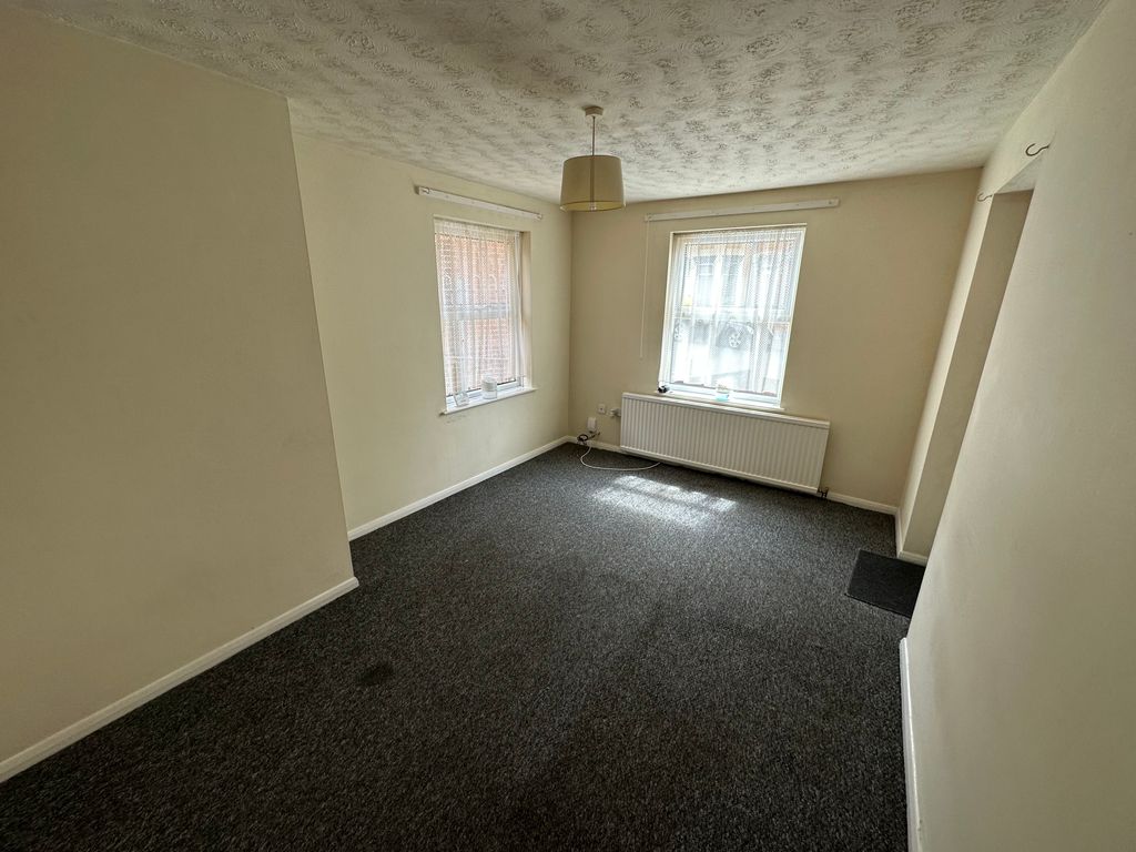 Property photo 3 of 6 Living Room