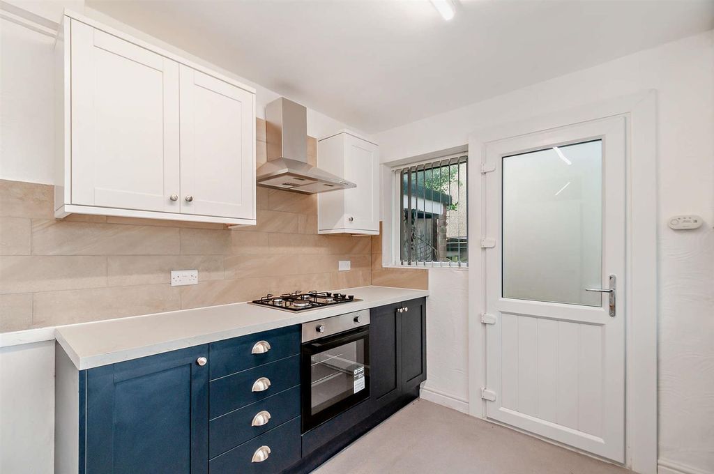 Property photo 2 of 8 8666916-Interior04-800.Jpg