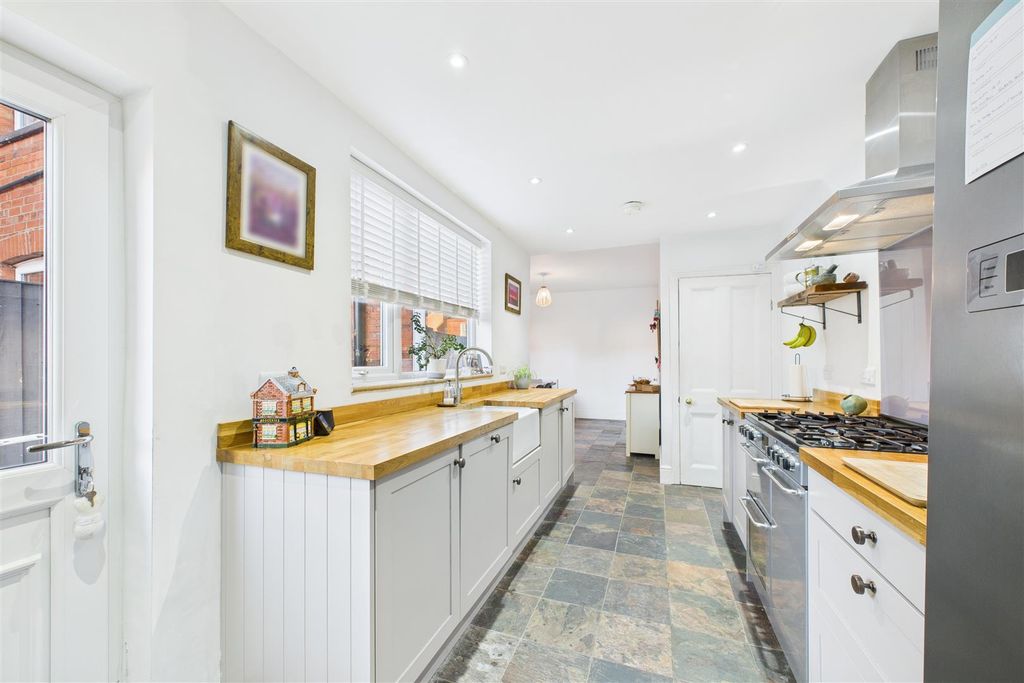 Property photo 3 of 18 Kitchen