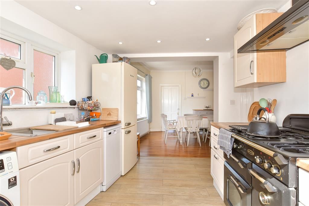Property photo 3 of 11 Kitchen