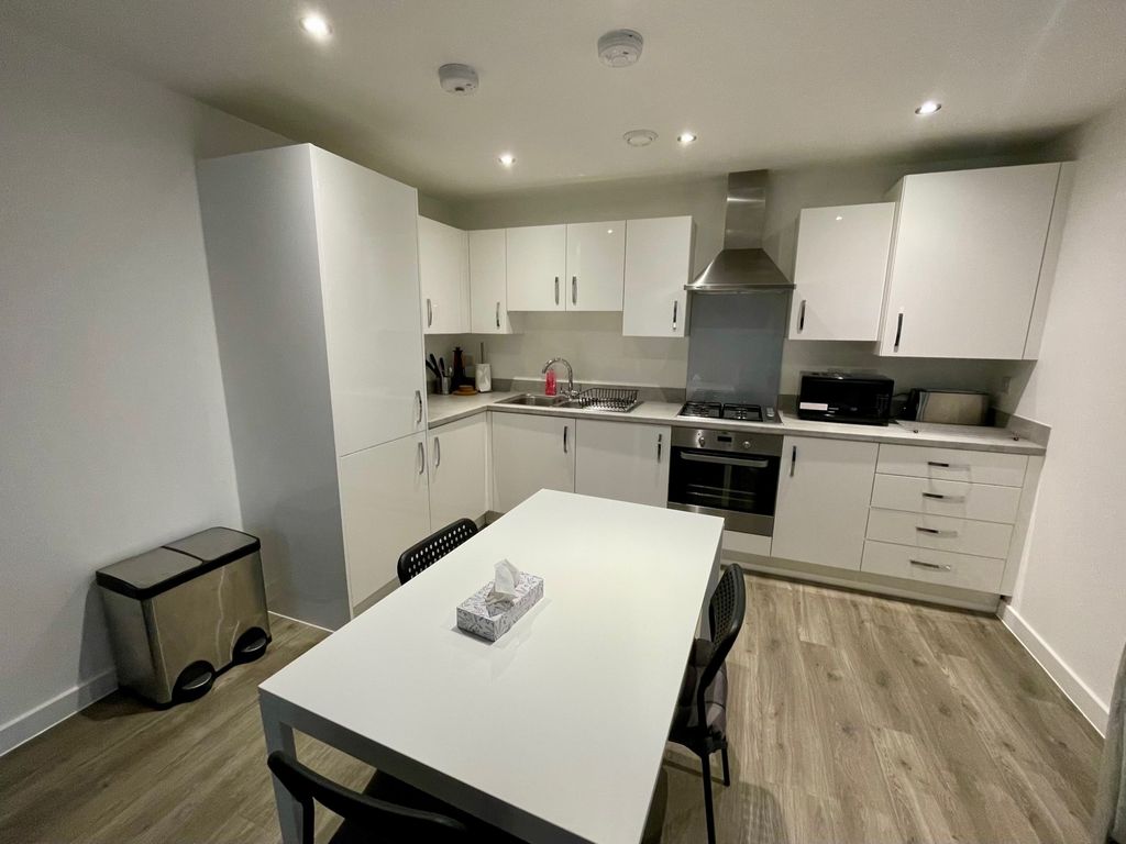 Property photo 3 of 10 Kitchen