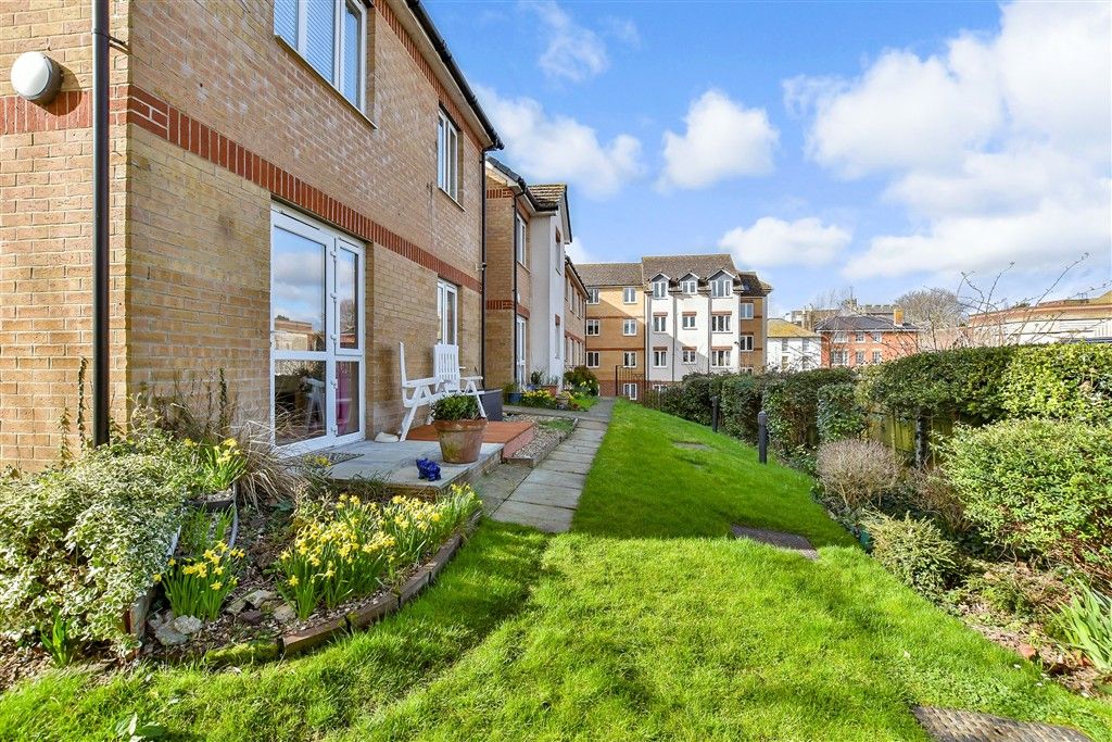 Property photo 3 of 8 Communal Gardens