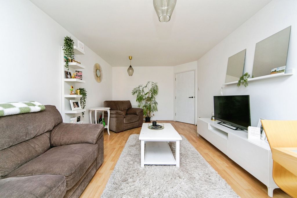 Property photo 2 of 17 Photo