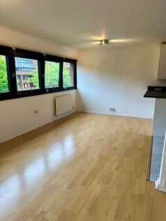 Property photo 3 of 9 85138_Flat_Britten_Close_London_Greater_London_Nw11_7Hw_2S_Img_09_0001_Max_476x317