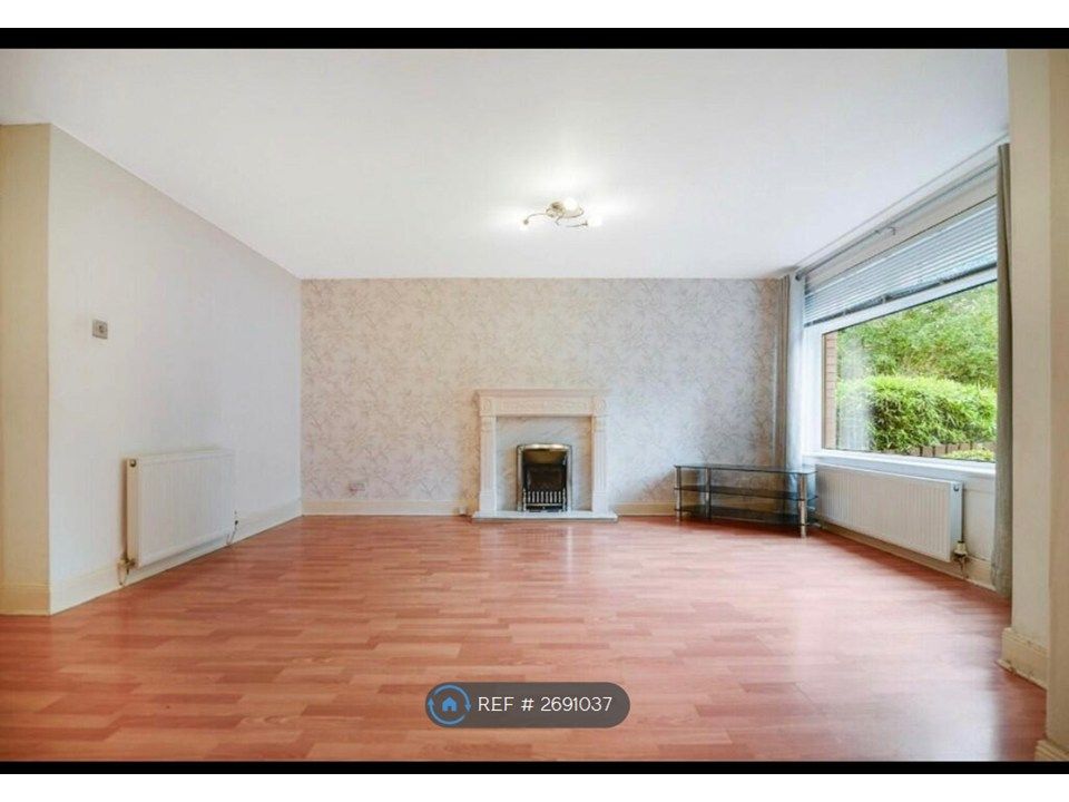 Property photo 2 of 11 Living Room