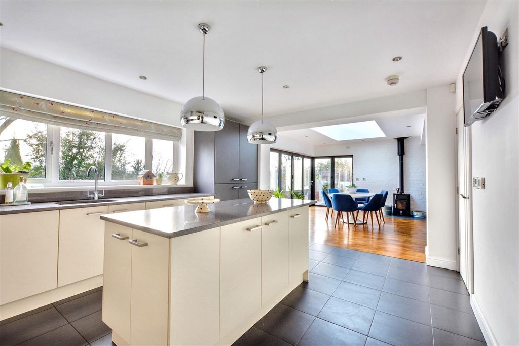 Property photo 3 of 35 Breakfast Kitchen