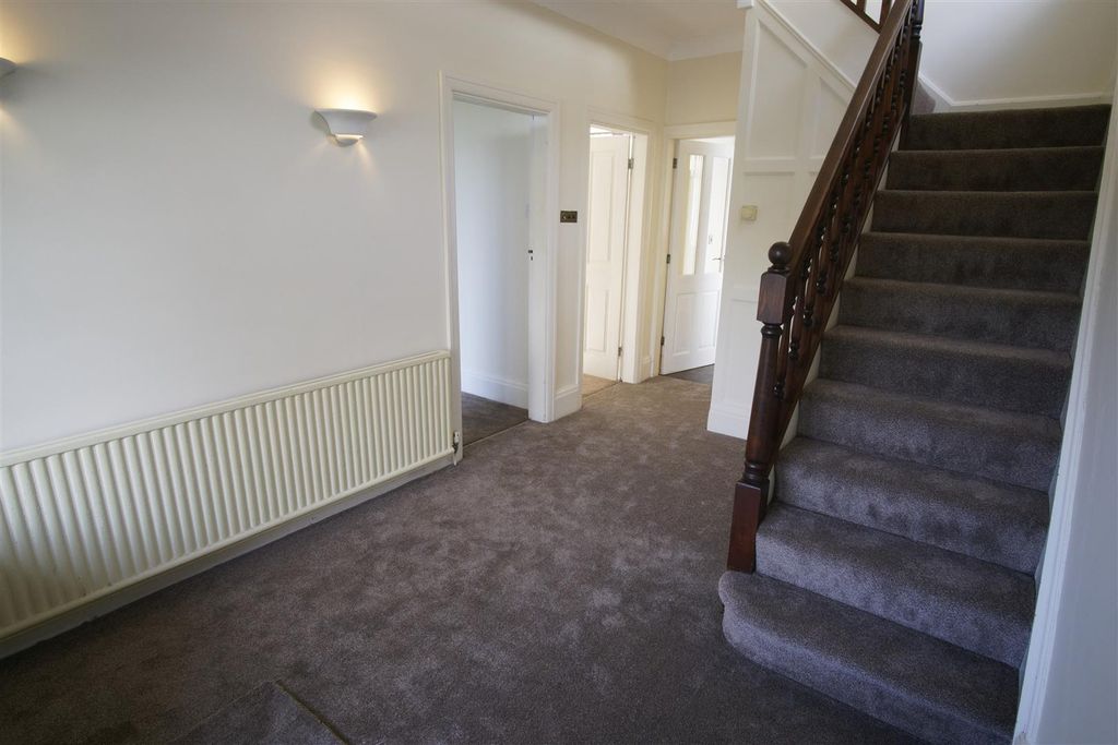 Property photo 2 of 16 Hallway
