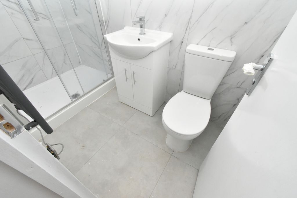 Property photo 3 of 9 Bathroom