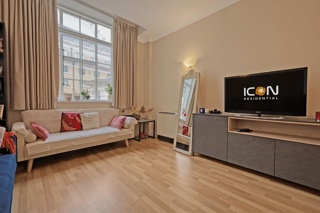 Property photo 3 of 17 Living Room