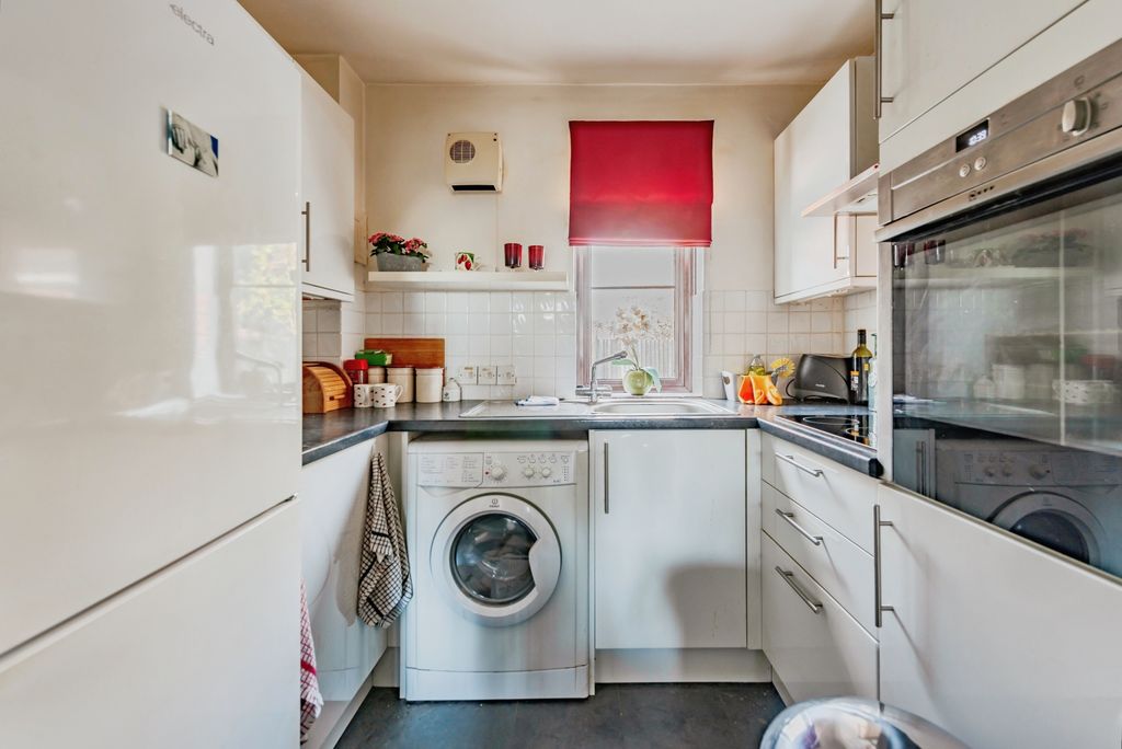 Additional image 6 of 1 bed property for saleHigh Street, Lingfield RH7