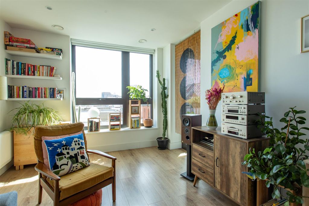 Property photo 1 of 24 Kingsland High Street, E8