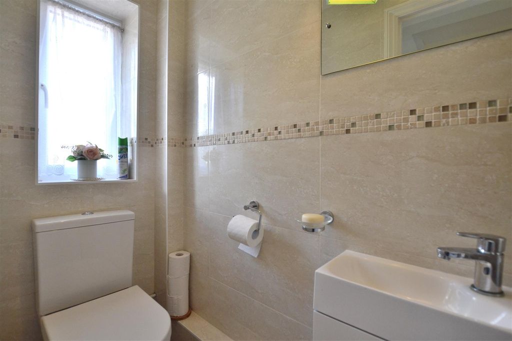 Property photo 2 of 19 Cloakroom.Jpg
