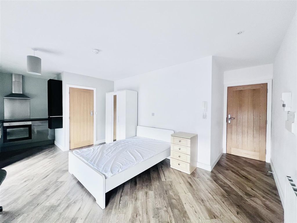 Property photo 2 of 8 Studio