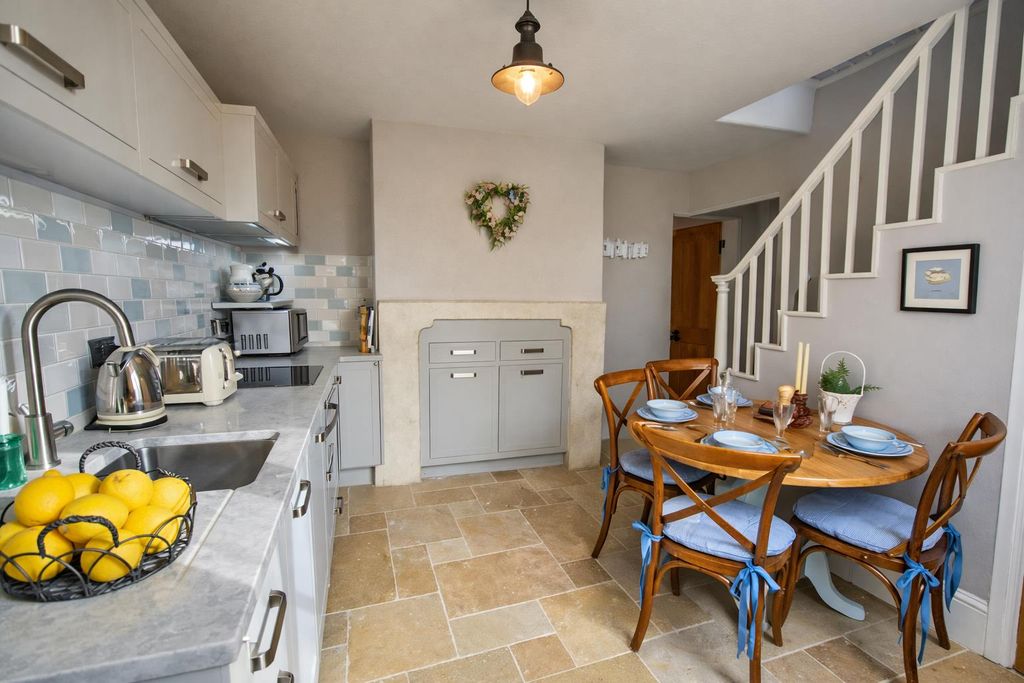 Property photo 2 of 8 Kitchen
