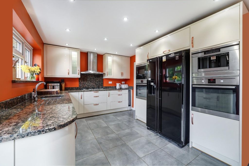 Property photo 3 of 20 Tadworth Close