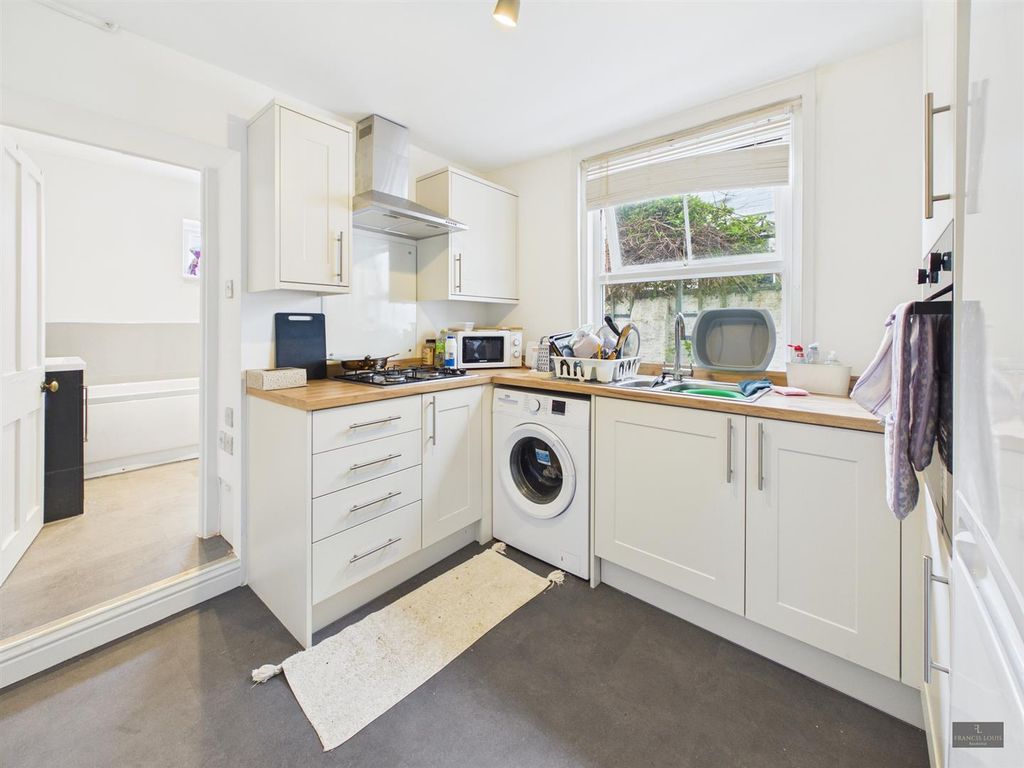 Property photo 2 of 10 Kitchen