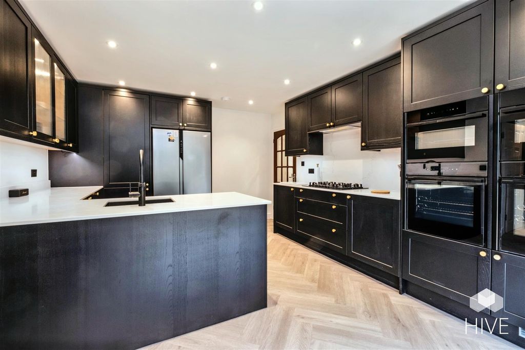 Property photo 3 of 33 Kitchen