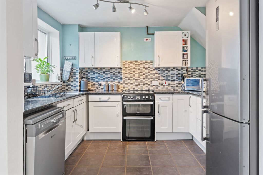 Property photo 2 of 25