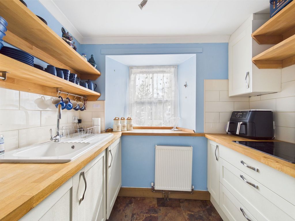 Property photo 3 of 11 Kitchen