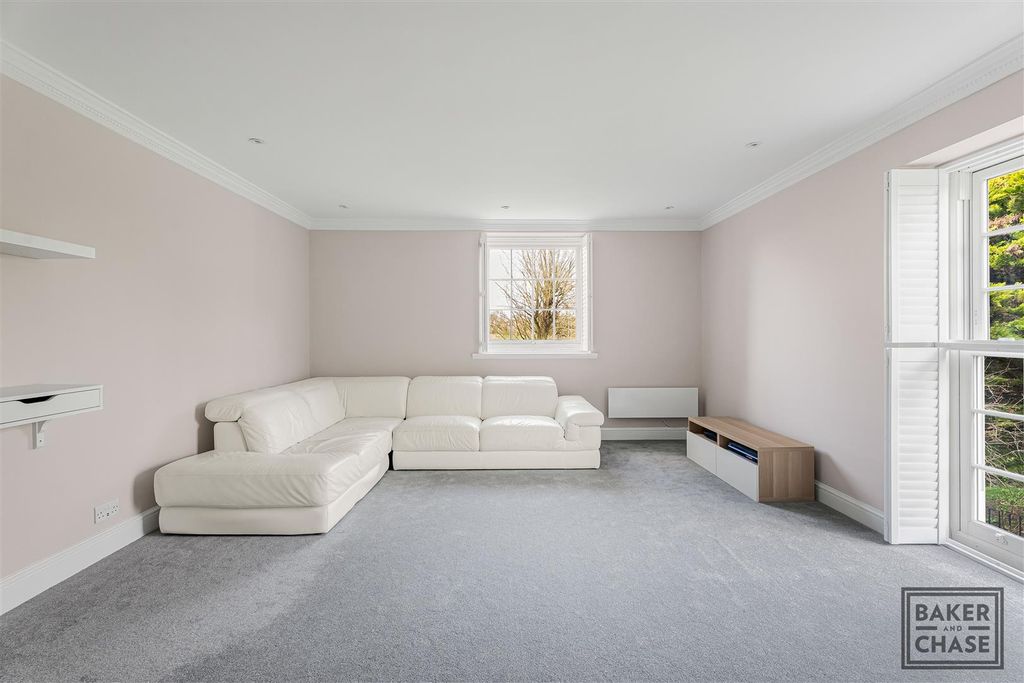 Property photo 3 of 19 Lounge