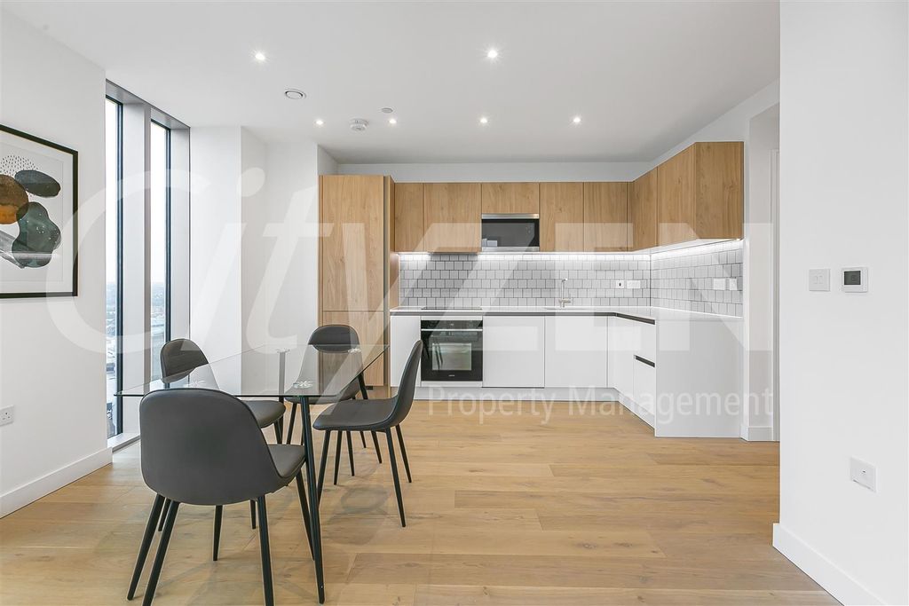 Property photo 2 of 34 Reception / Kitchen