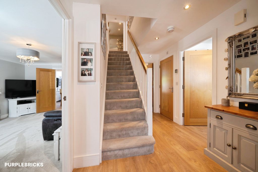 Property photo 3 of 32 Entrance Hall
