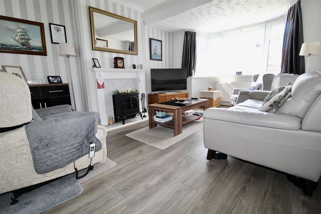 Property photo 3 of 25 Lounge