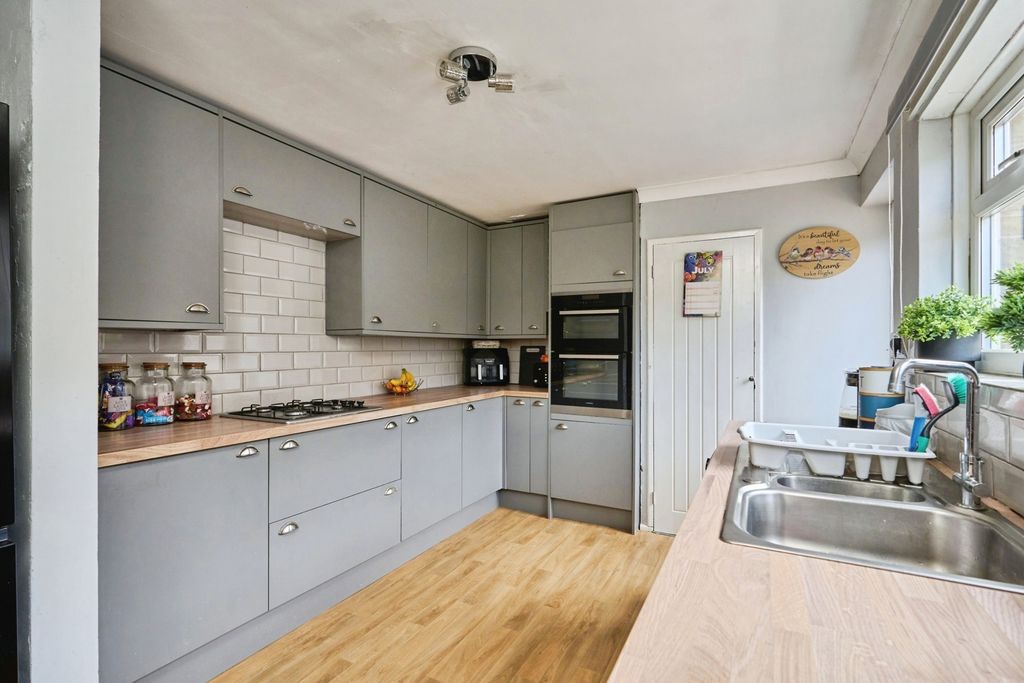 Property photo 2 of 16 Kitchen