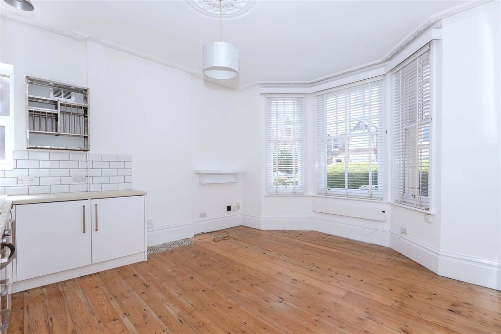 Property photo 3 of 13 Shakespeare Rd_3.Jpg