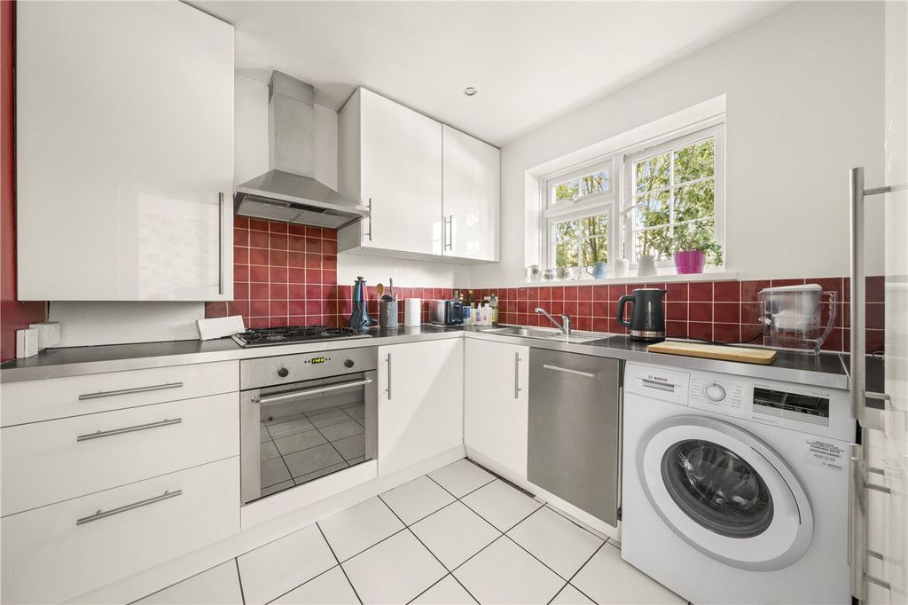 Property photo 3 of 10 Kitchen
