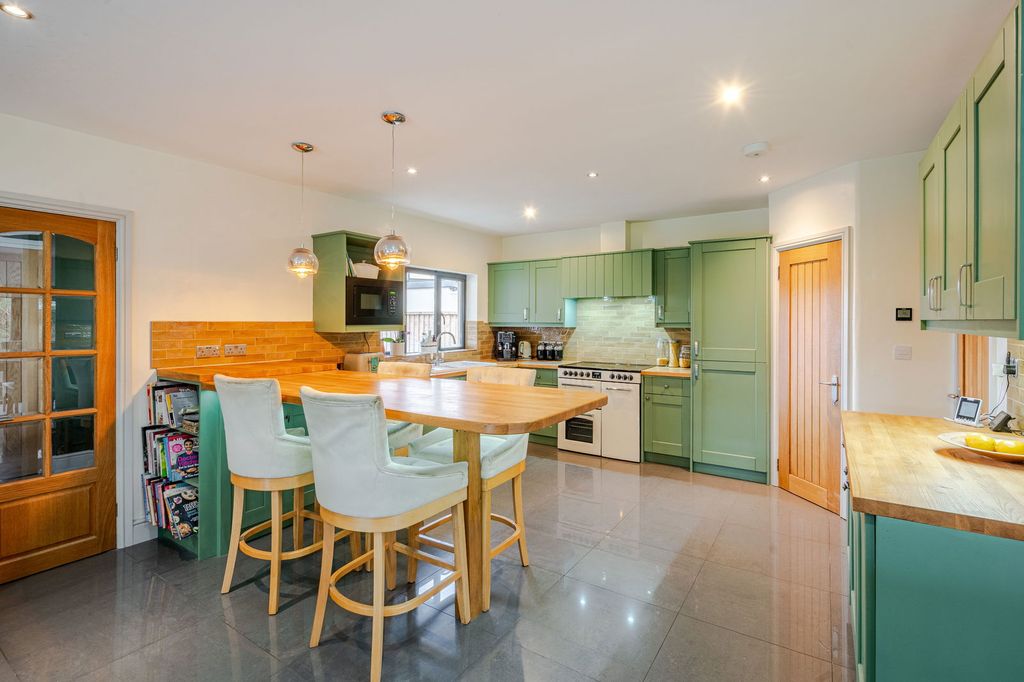 Property photo 3 of 9