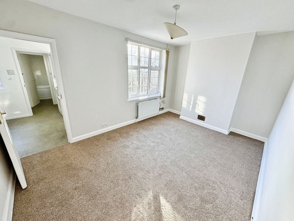 Property photo 3 of 8 41 Birchwood - Reception 1