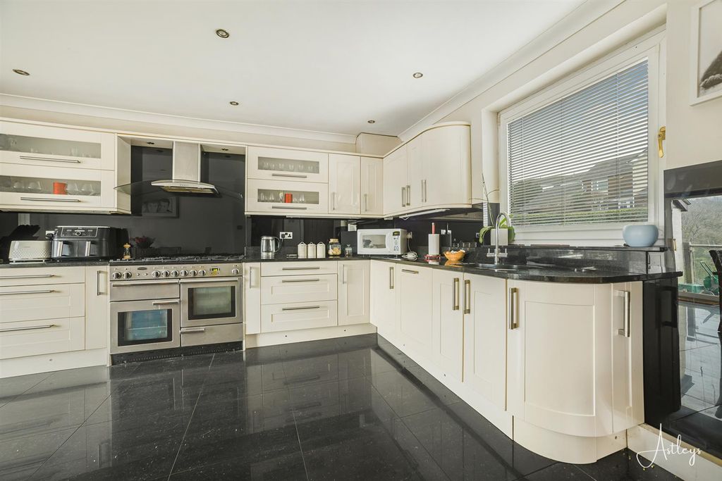 Property photo 2 of 31 Kitchen/Dining Room