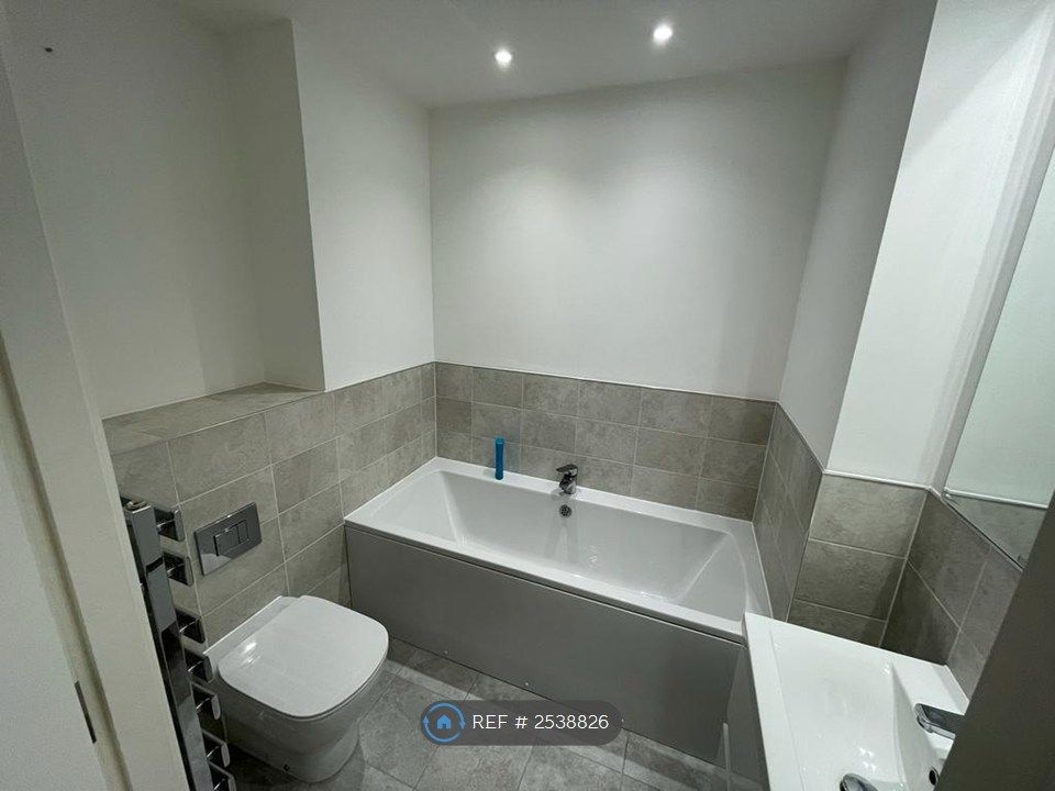 Property photo 2 of 7 House Bathroom