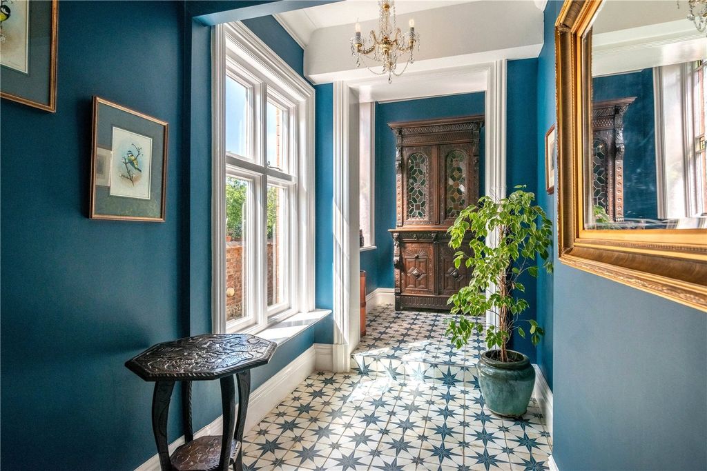 Property photo 2 of 18 Hallway