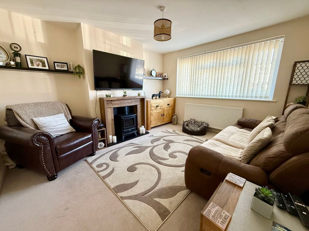 Property photo 2 of 16 Lounge