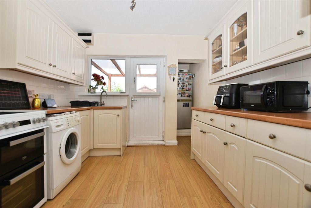 Property photo 3 of 8 Kitchen
