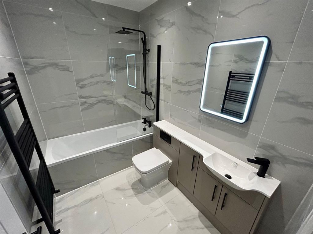 Property photo 3 of 11 Bathroom.Jpg