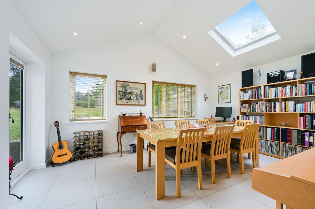 Property photo 2 of 28 Treadwell Road