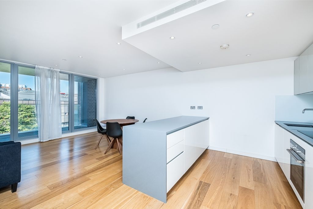 Property photo 2 of 14 Regents Wharf