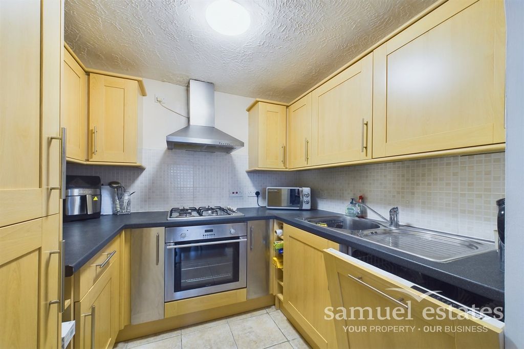 Property photo 3 of 8 Kitchen