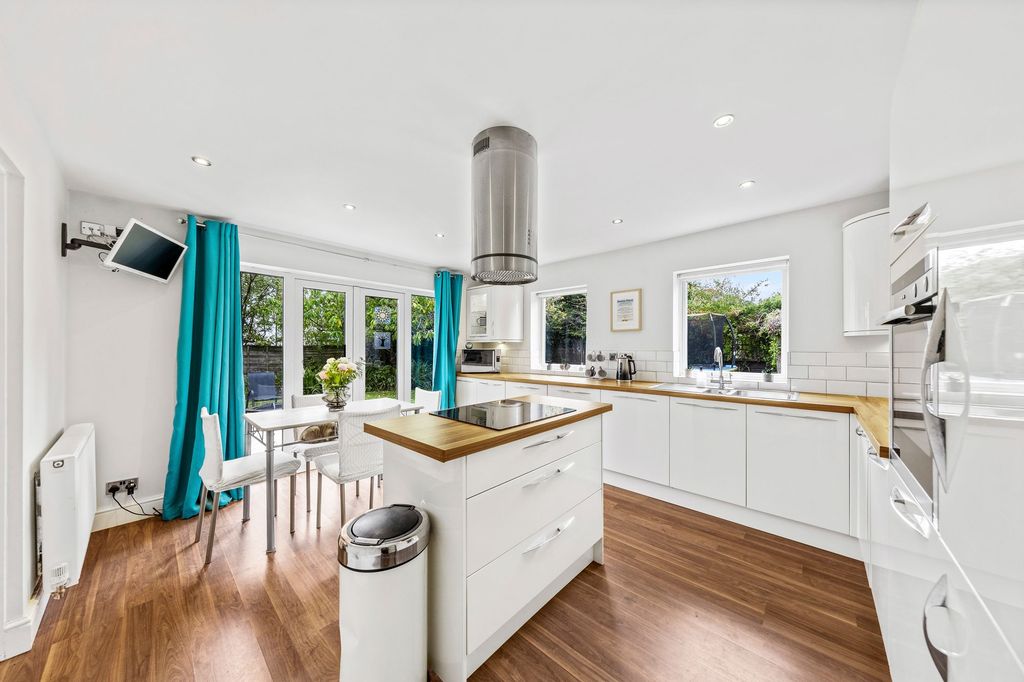 Property photo 2 of 18