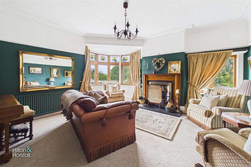Property photo 2 of 34 Oakbank